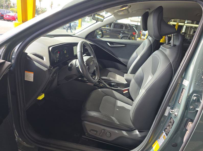 Used 2023 Kia Niro EX FWD image 5