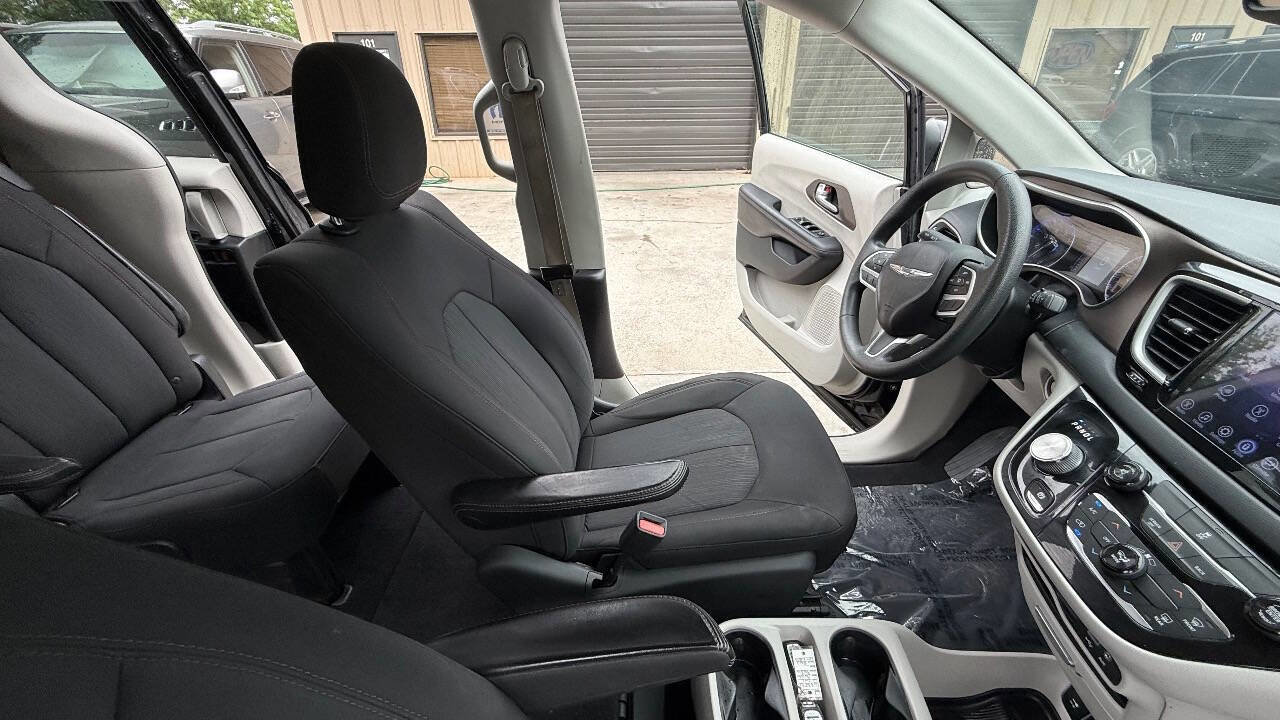 Used 2017 Chrysler Pacifica Touring FWD image 65