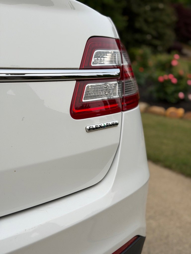 Used 2015 Ford Taurus SE FWD image 15