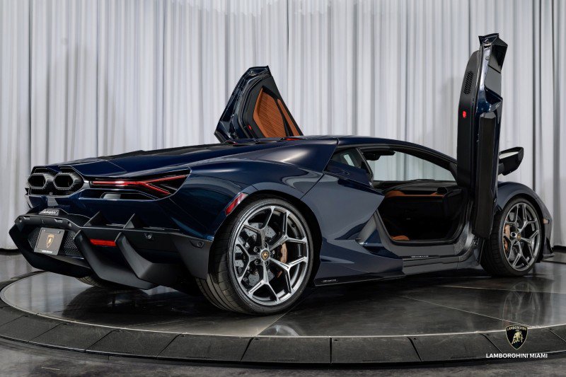 Used 2025 Lamborghini Revuelto image 23
