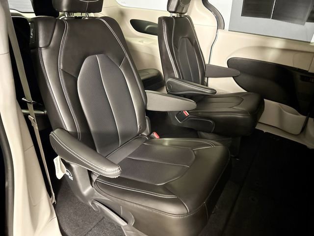 Used 2023 Chrysler Pacifica Touring-L image 47