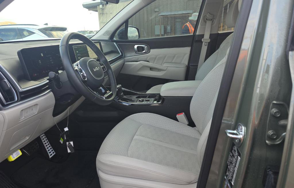 Used 2025 Kia Sorento SX image 6