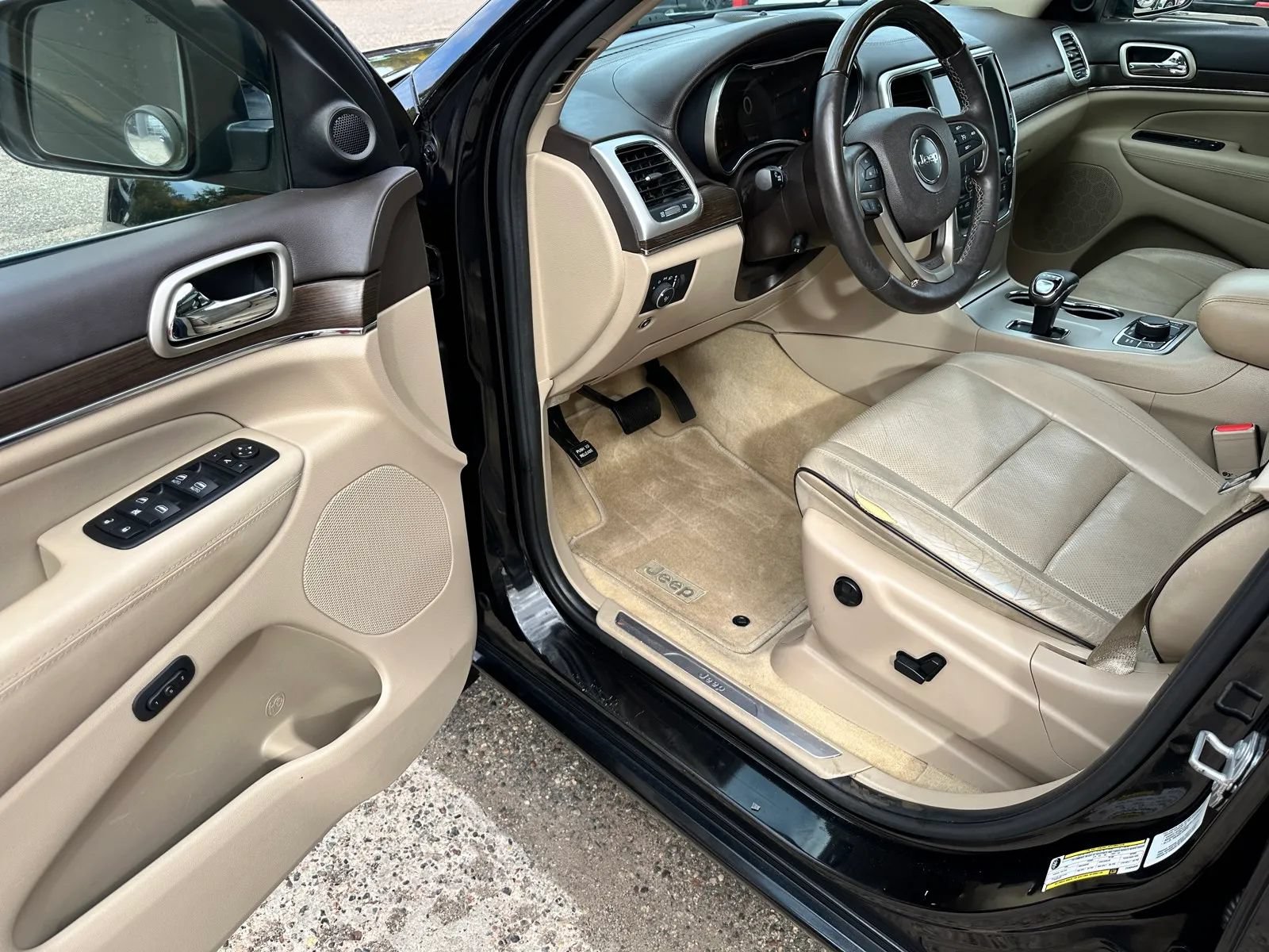 Used 2015 Jeep Grand Cherokee Overland AWD/4WD image 9