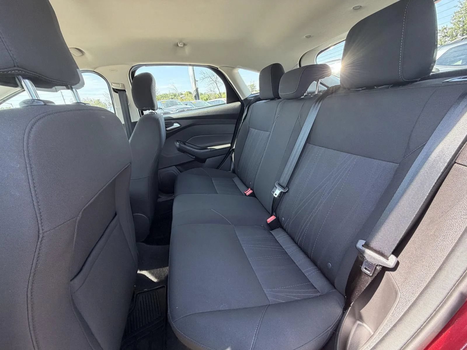 Used 2015 Ford Focus SE w/ SE Cold Weather Package FWD image 17