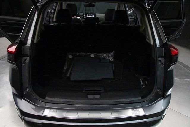 Used 2025 Nissan Rogue SL w/ Tech Package image 19