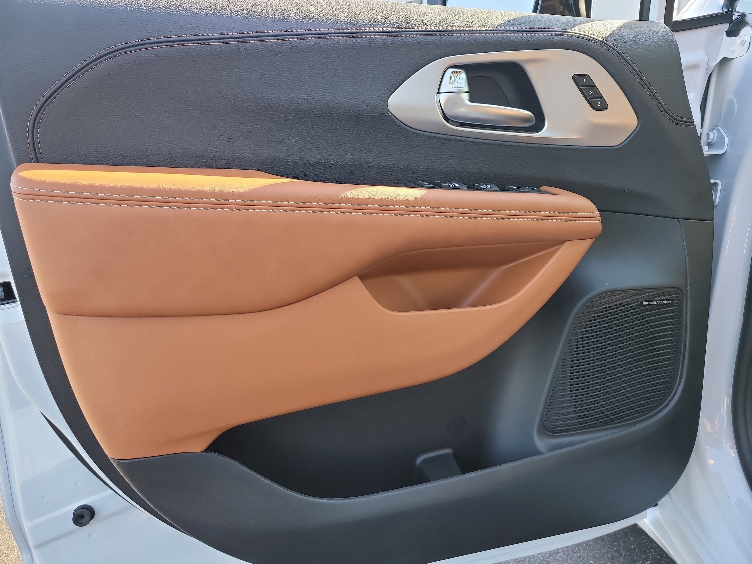 New 2026 Chrysler Pacifica Pinnacle FWD image 14