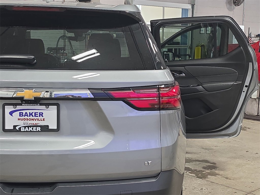 Used 2023 Chevrolet Traverse LT w/ Rear Camera Mirror Package image 34
