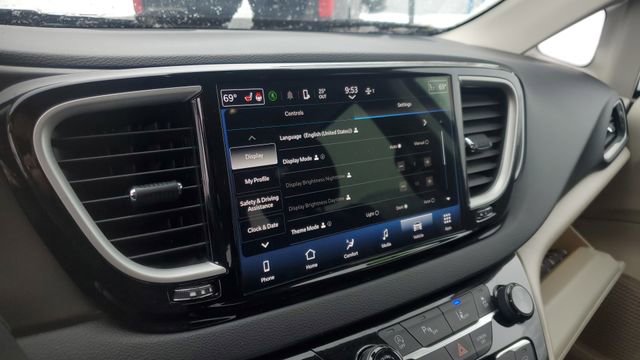 Certified 2024 Chrysler Pacifica Touring-L image 15