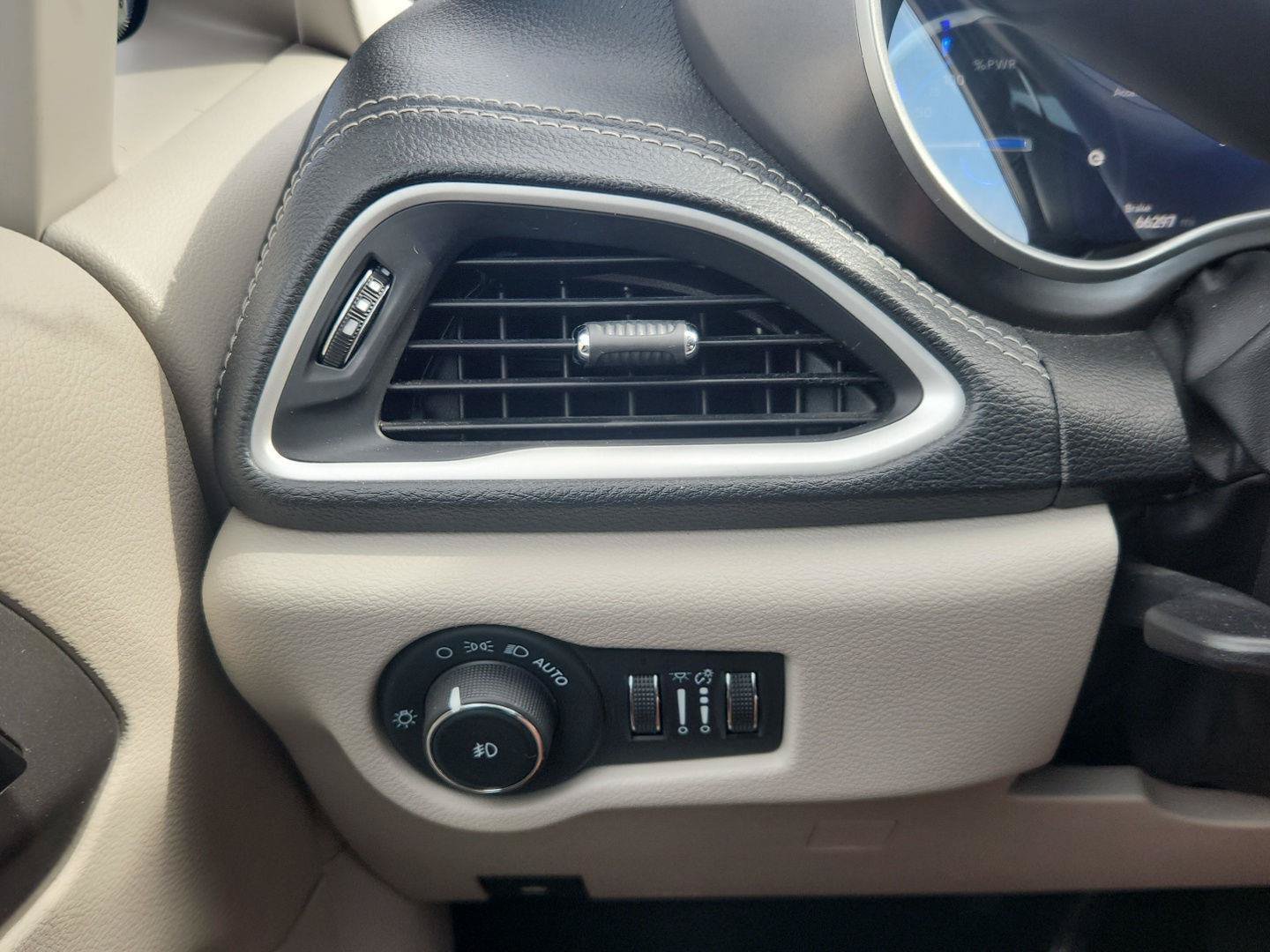 Used 2023 Chrysler Pacifica Touring-L FWD image 20