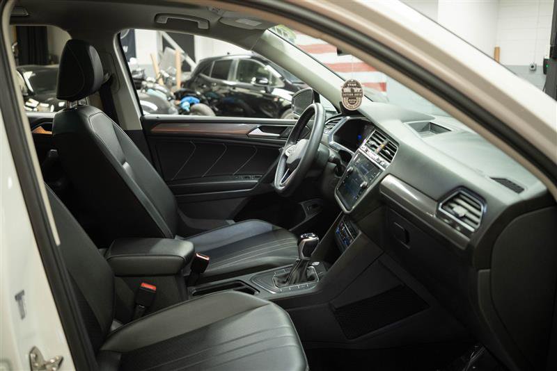 Used 2022 Volkswagen Tiguan SE w/ Panoramic Sunroof Package image 13