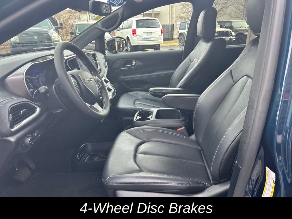 Used 2025 Chrysler Pacifica Select image 14