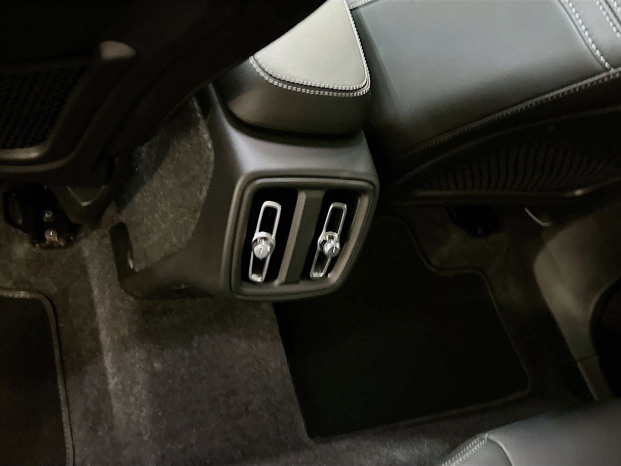 Used 2025 Volvo XC40 B5 Plus image 29