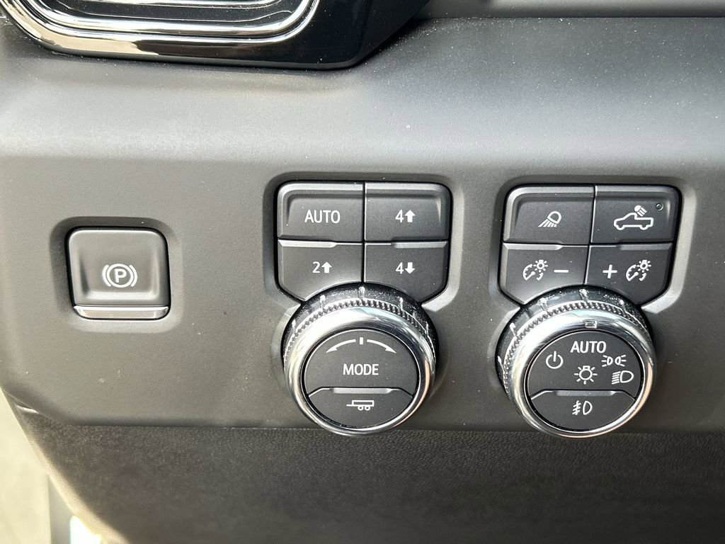 Used 2025 GMC Sierra 2500 AT4 w/ Technology Package image 18