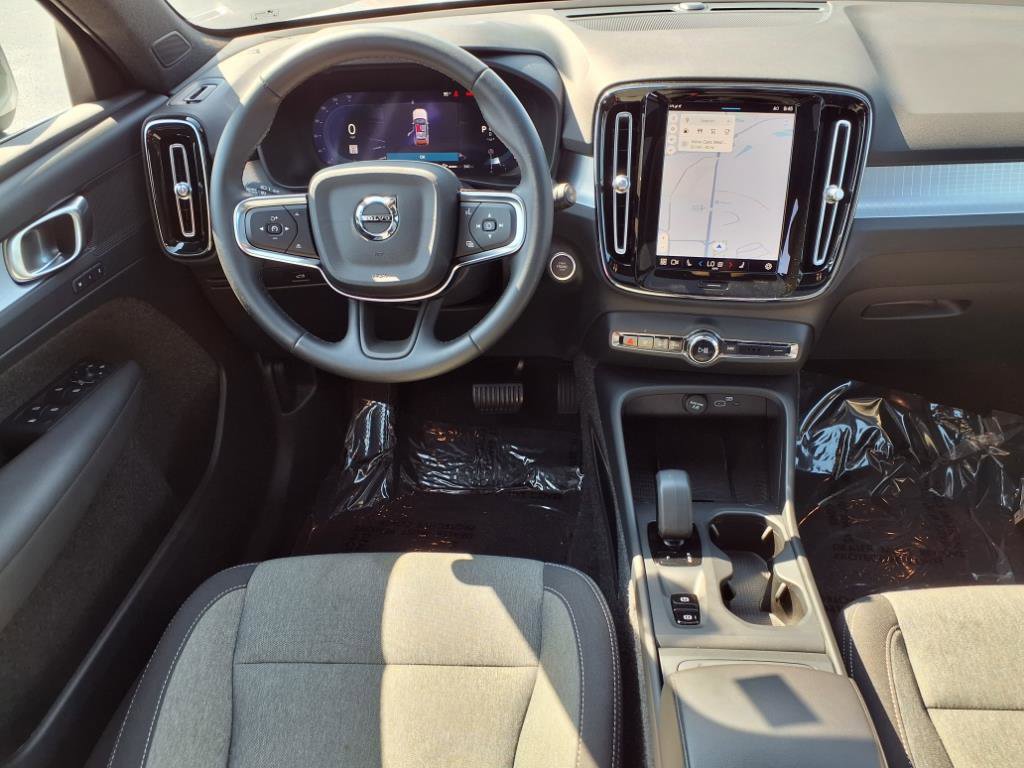 Used 2025 Volvo XC40 B5 Core image 4