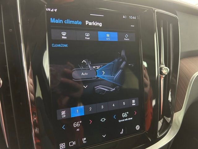 Used 2025 Volvo V60 B5 Cross Country Plus image 19