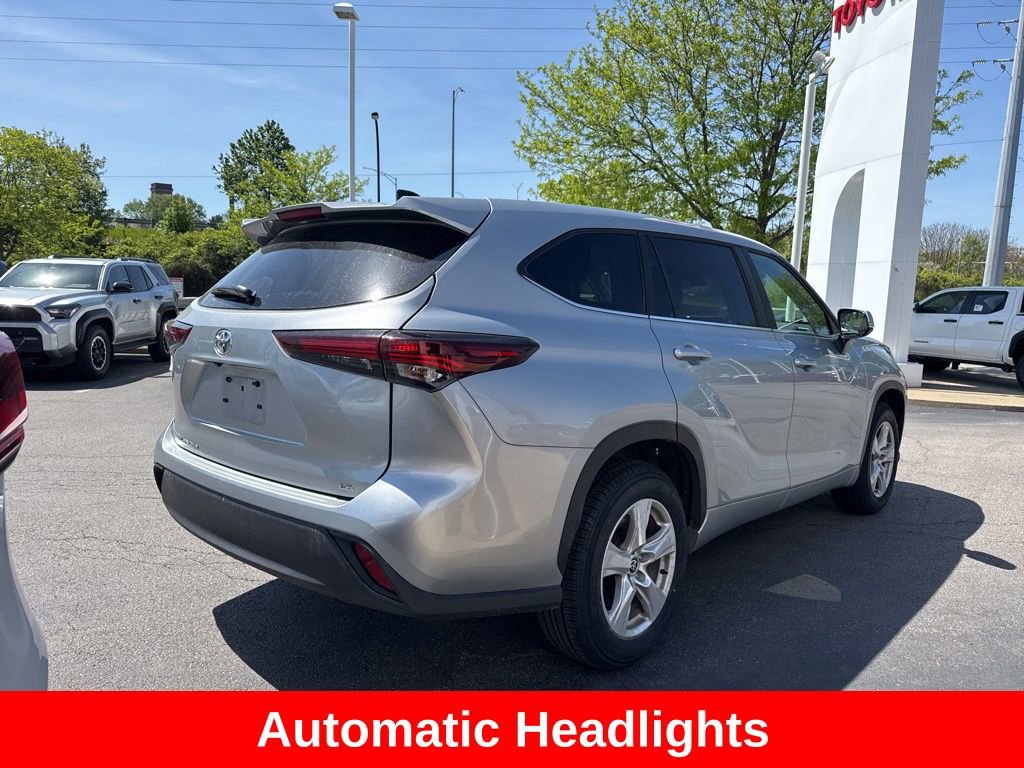 Used 2025 Toyota Highlander LE FWD image 8