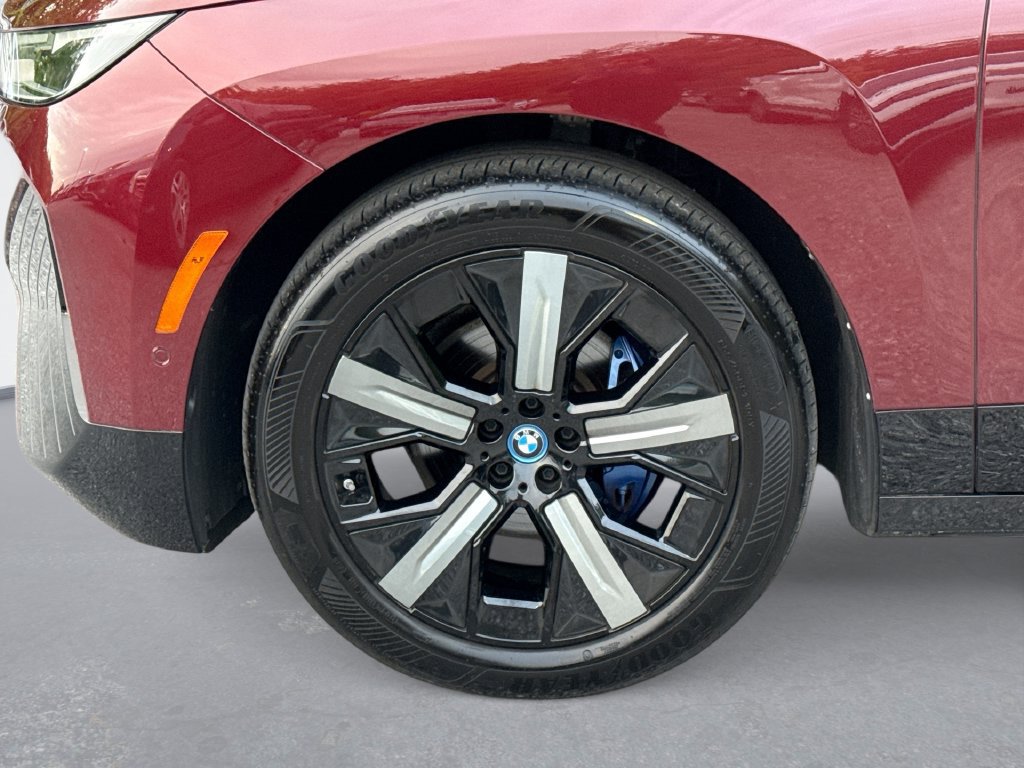 Used 2024 BMW iX xDrive50 w/ Sport Package AWD/4WD image 18