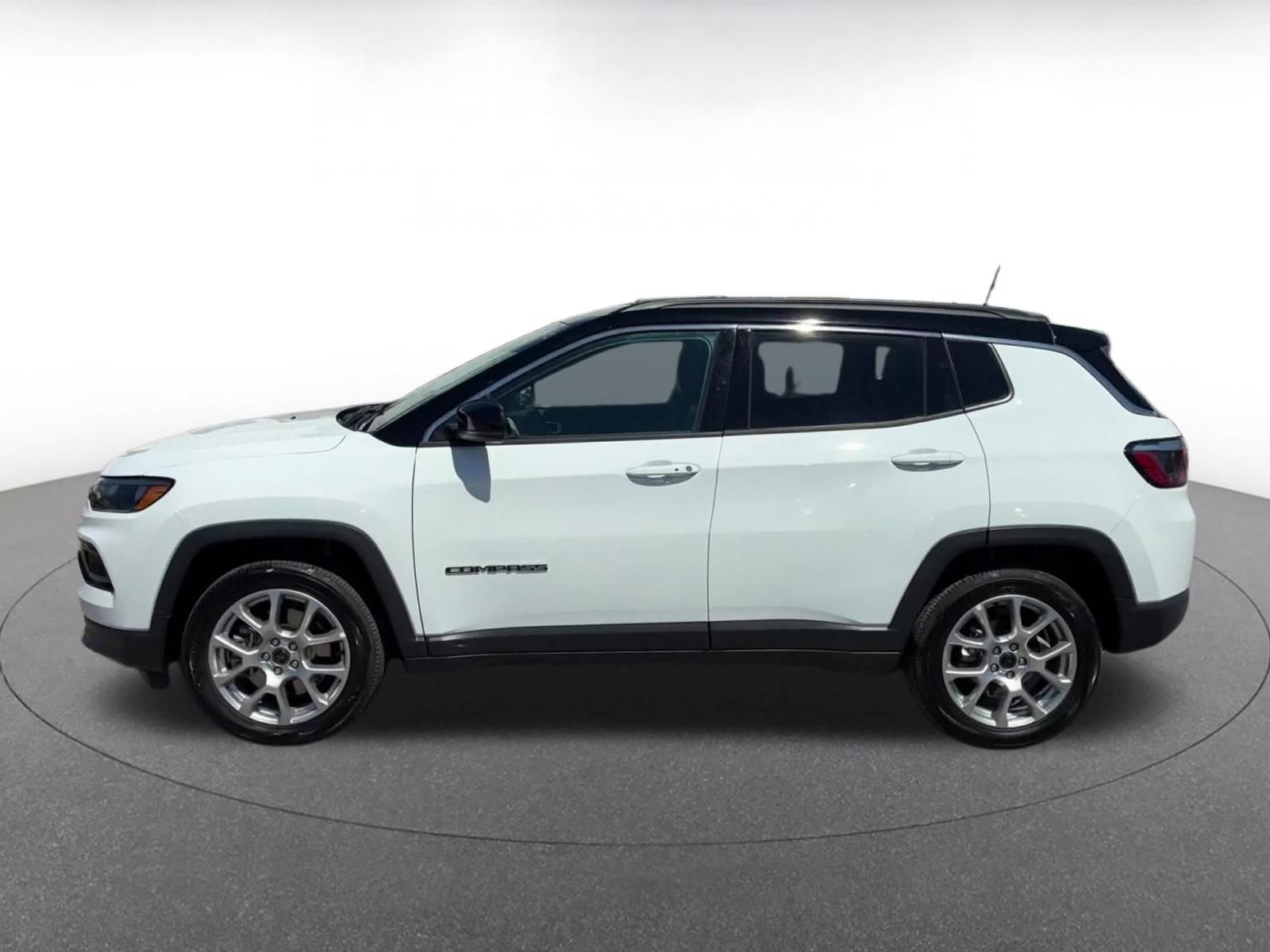 Used 2025 Jeep Compass Limited image 9