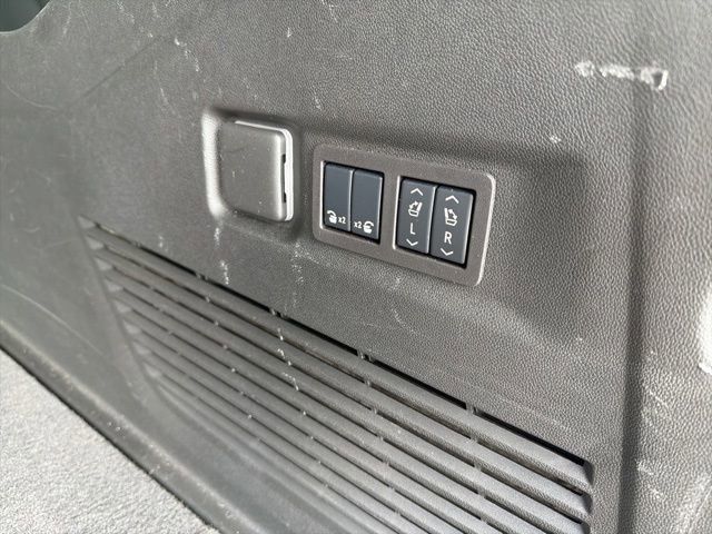Used 2025 Chevrolet Suburban High Country AWD/4WD image 12