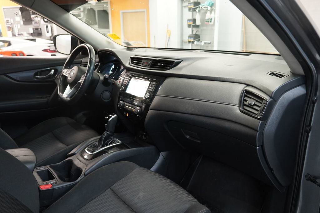 Used 2017 Nissan Rogue SV w/ SV Premium Package AWD/4WD image 34