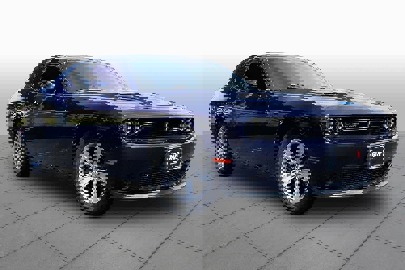 Used 2016 Dodge Challenger SXT image 3