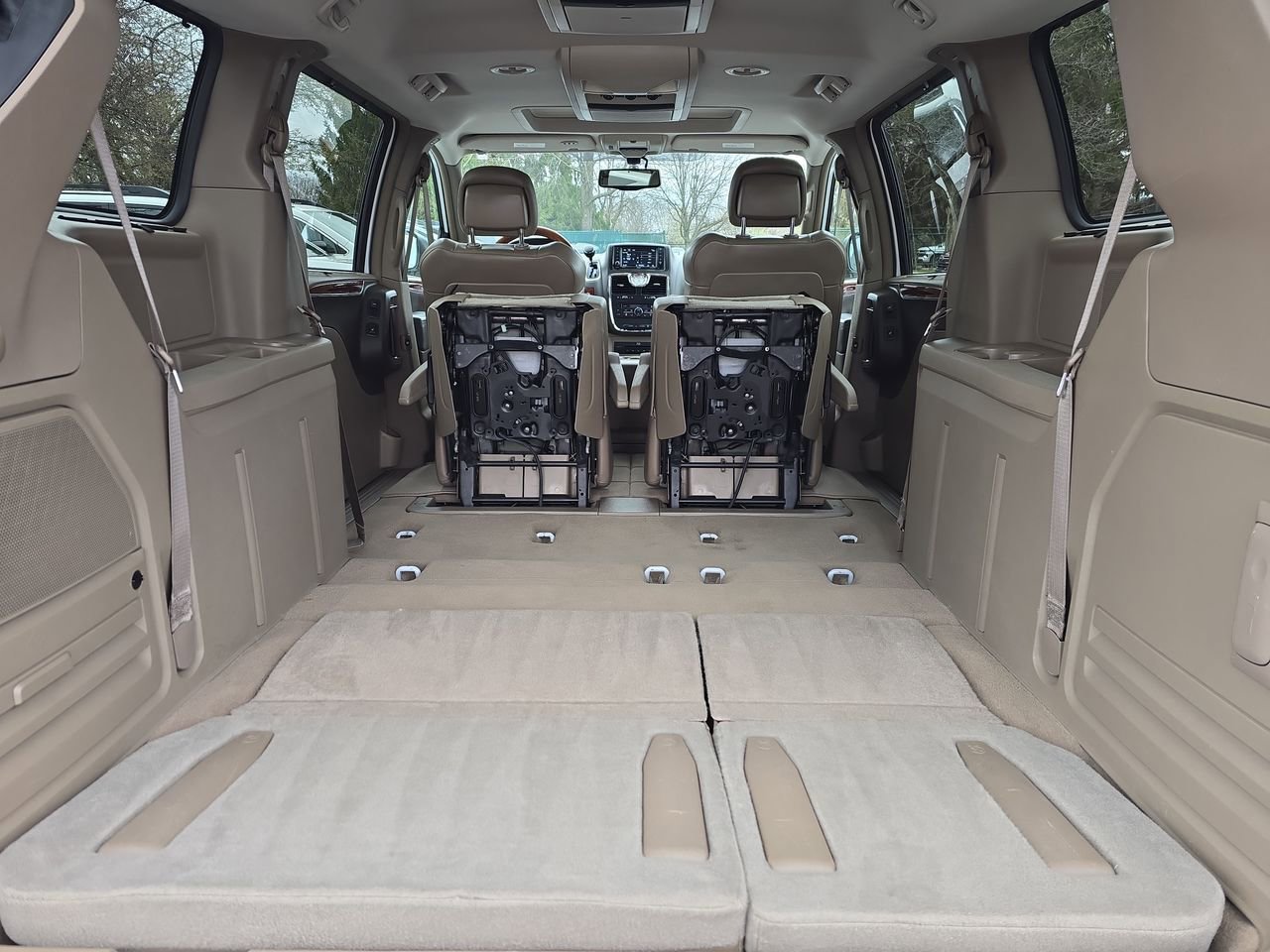 Used 2014 Chrysler Town & Country Limited w/ Luxury Group FWD image 26