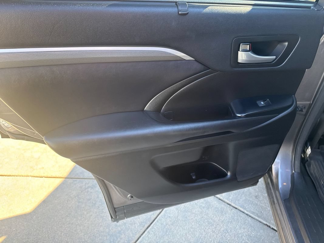 Used 2018 Toyota Highlander SE AWD/4WD image 25