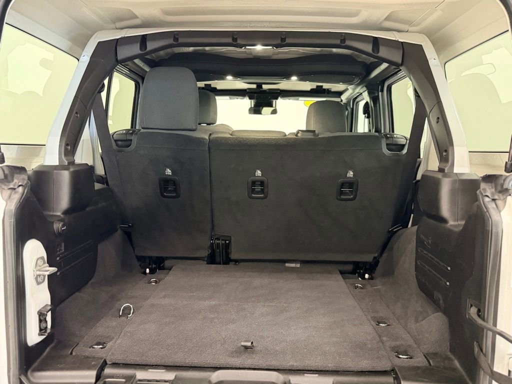 Used 2025 Jeep Wrangler Sahara AWD/4WD image 9