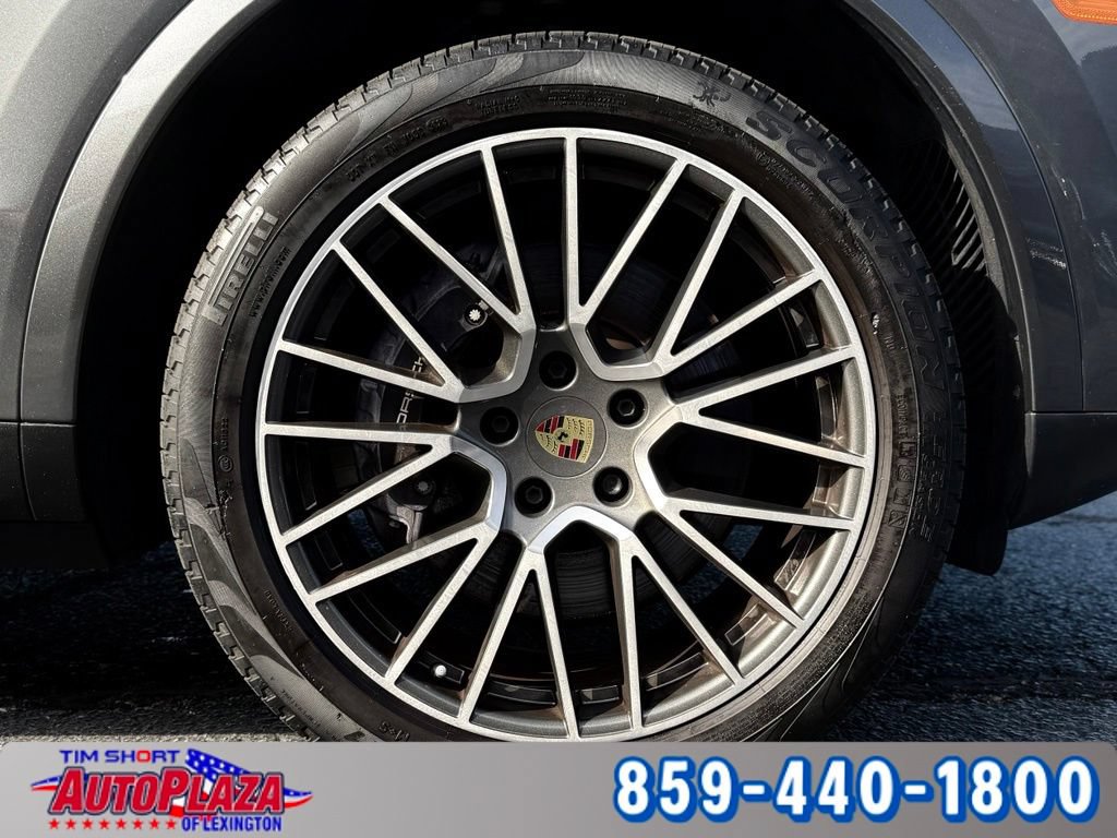 Used 2023 Porsche Cayenne w/ Premium Package AWD/4WD image 6
