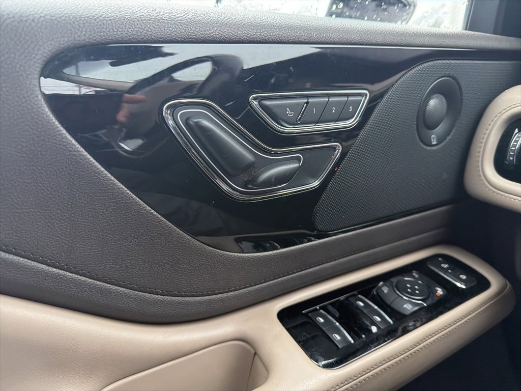 Used 2020 Lincoln Aviator Reserve w/ Elements Package Plus image 12