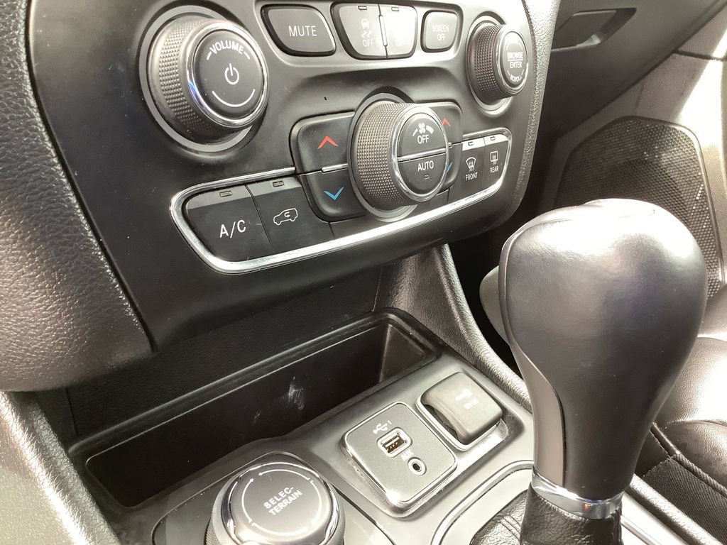 Used 2020 Jeep Cherokee Latitude Plus w/ Comfort/Convenience Group image 26