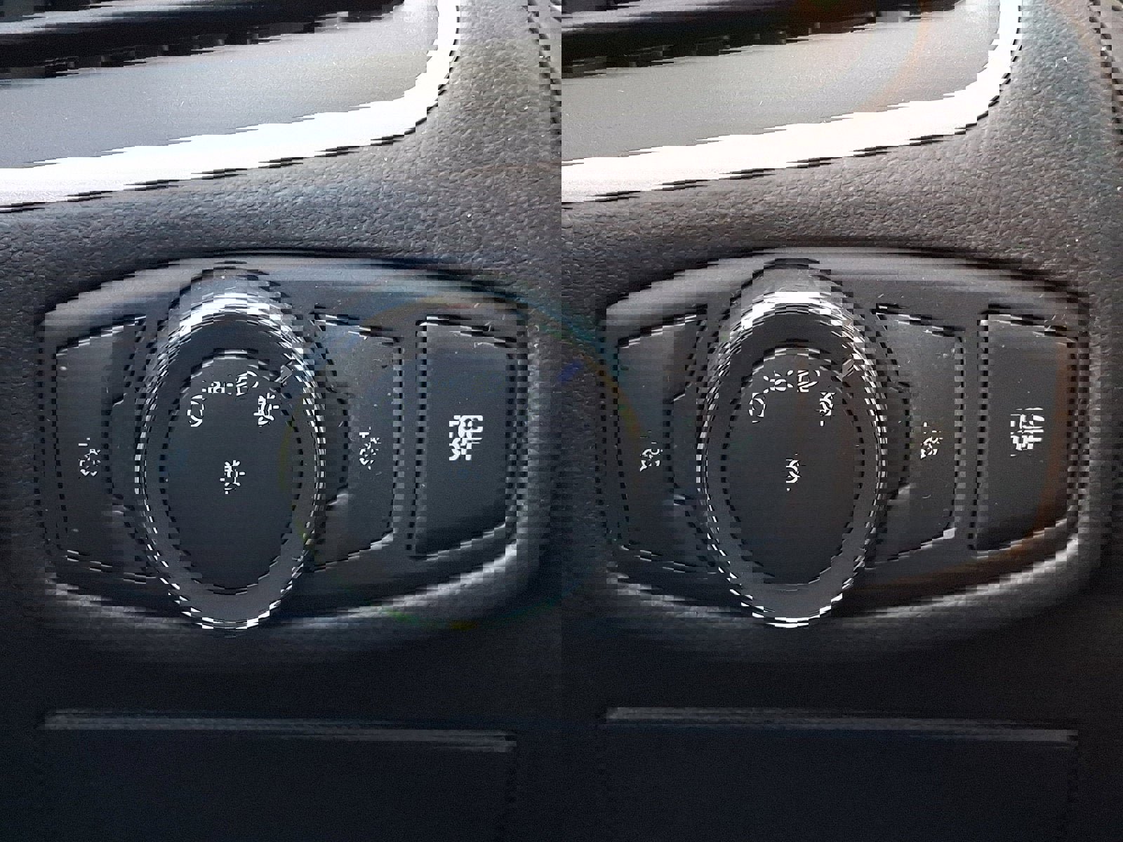 Used 2021 Ford Edge SE image 25