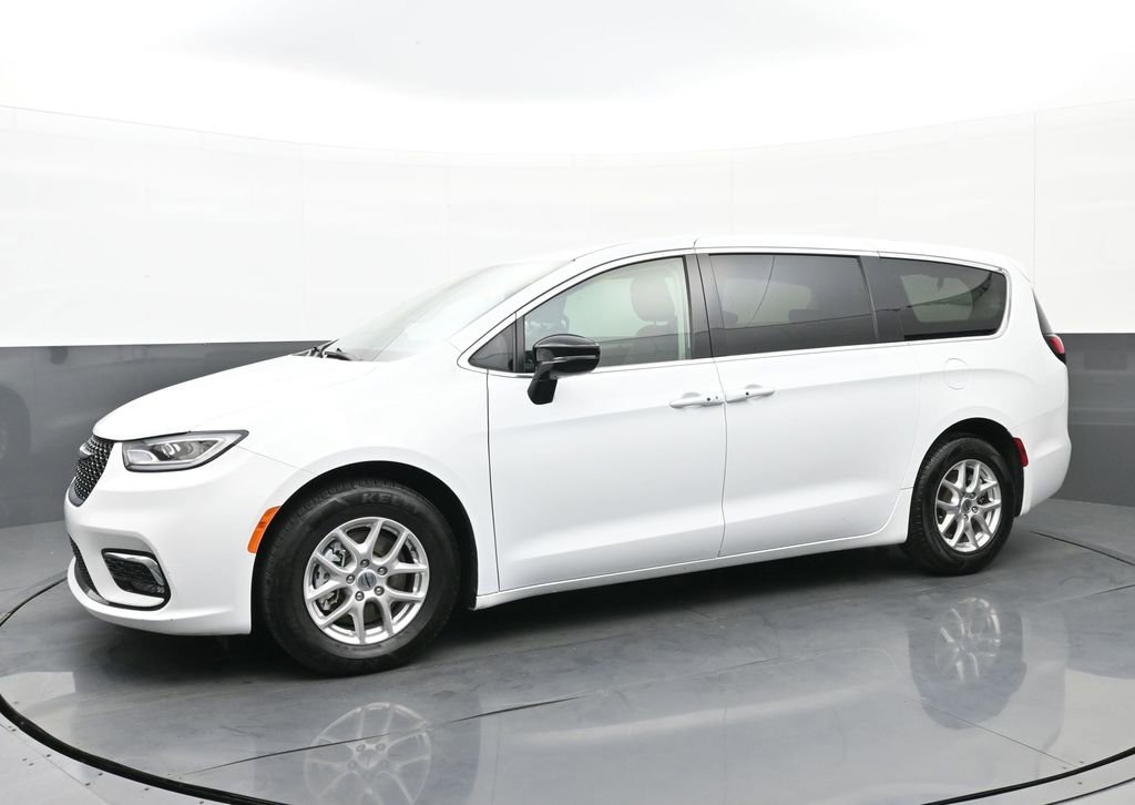 Used 2024 Chrysler Pacifica Touring-L image 6