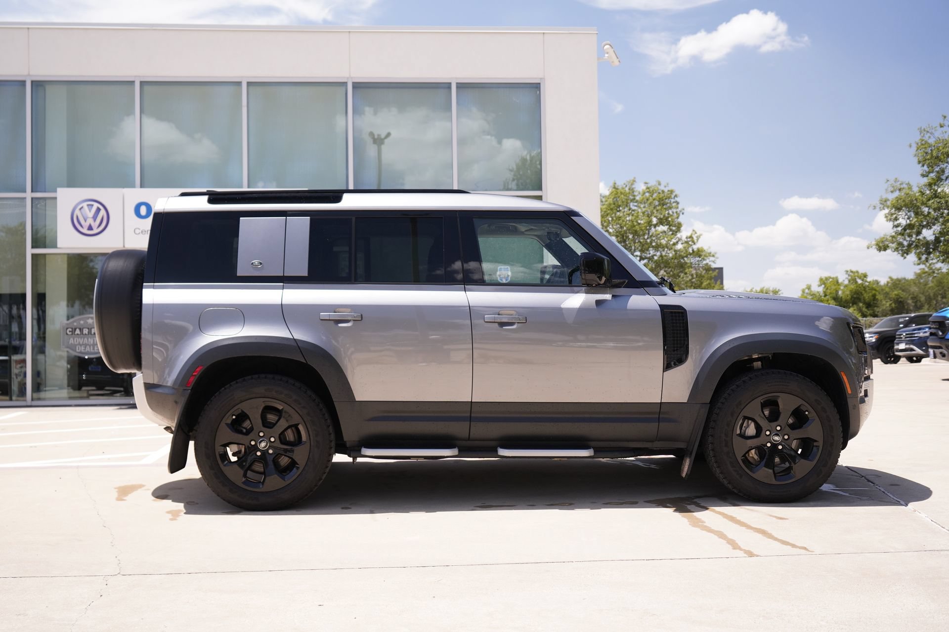 Used 2023 Land Rover Defender 110 SE AWD/4WD image 4