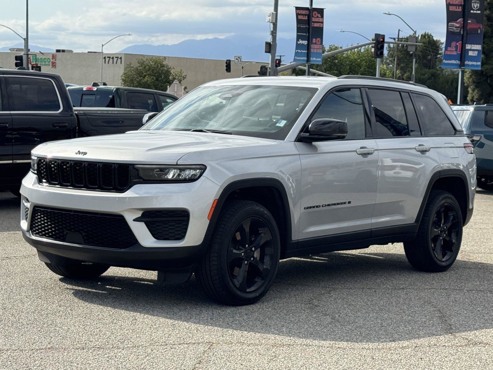 Used 2023 Jeep Grand Cherokee Altitude AWD/4WD image 3