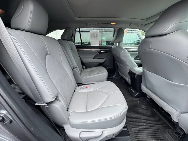 Used 2025 Toyota Highlander Platinum AWD/4WD image 42