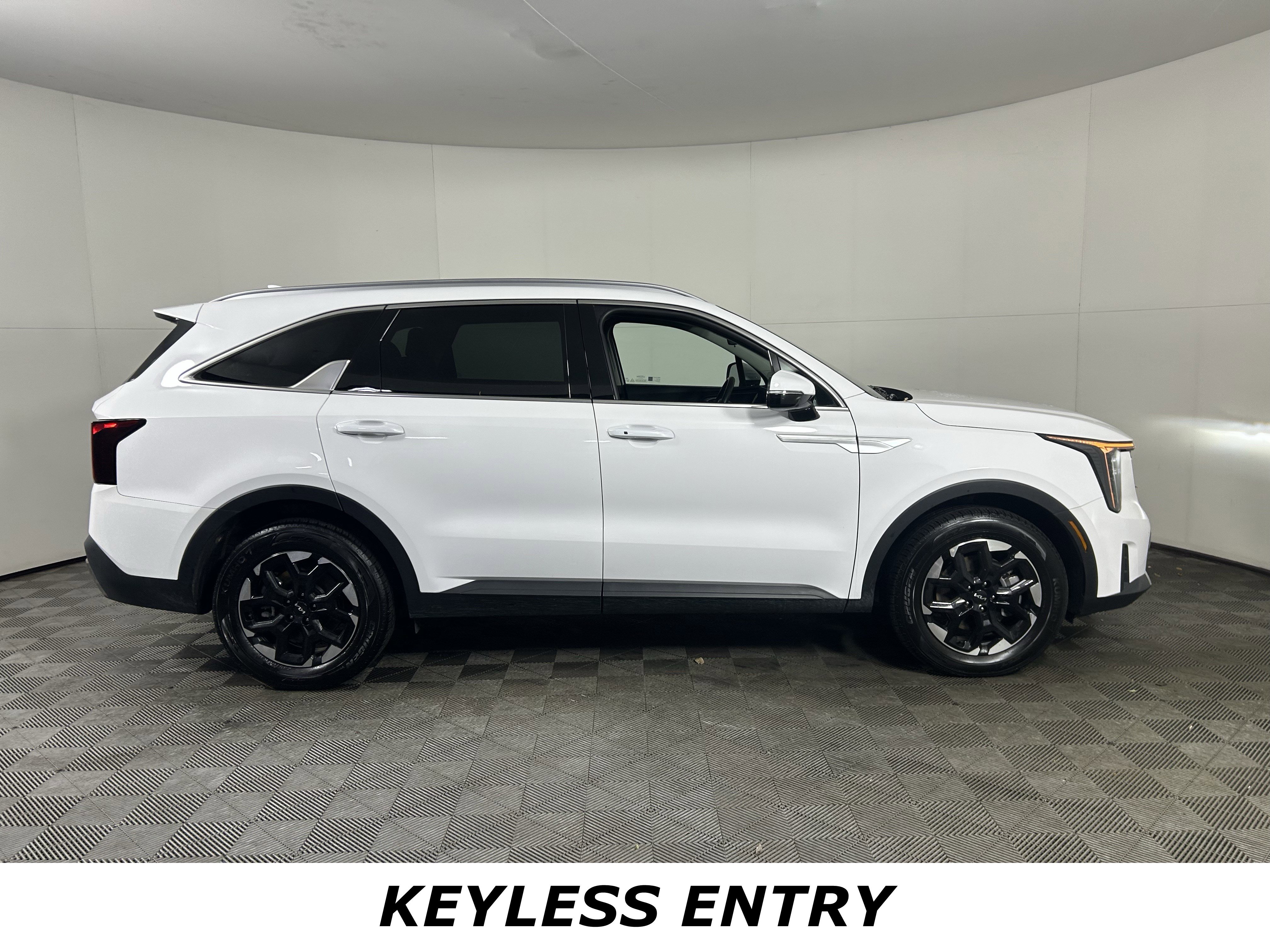 Used 2025 Kia Sorento S image 7