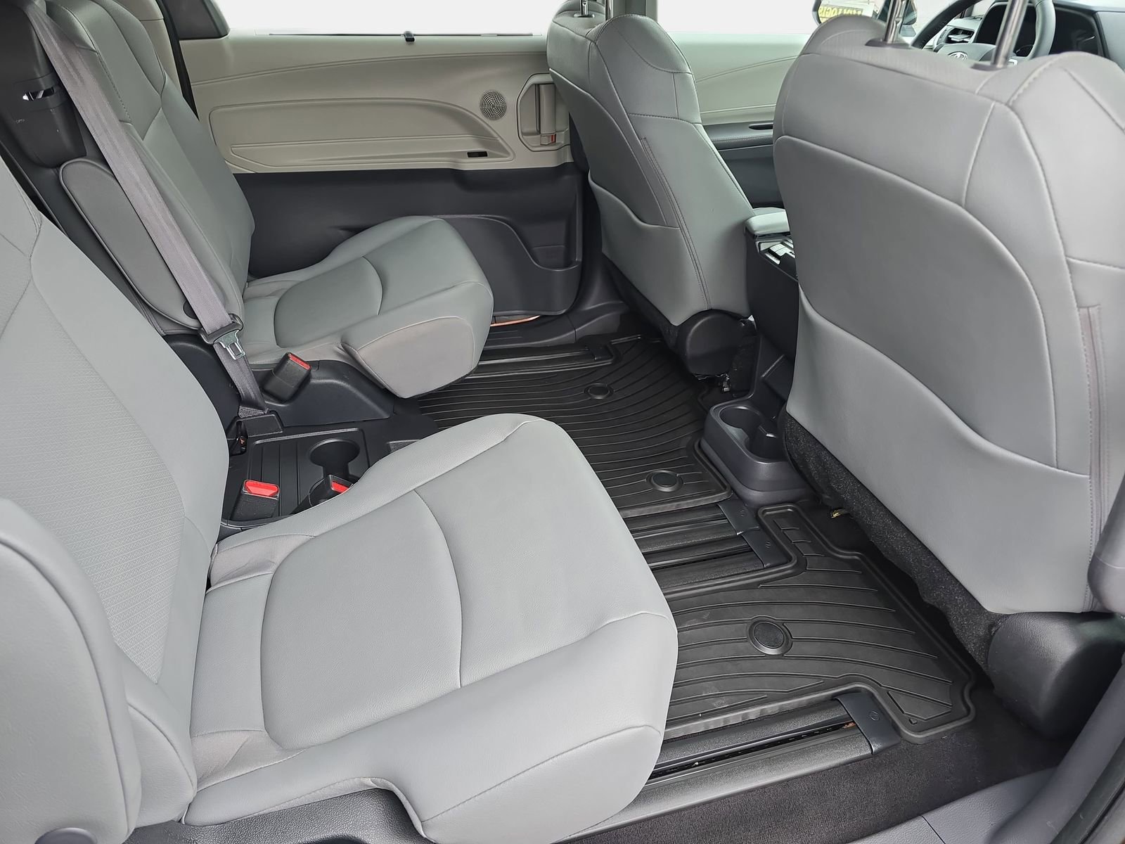 Used 2023 Toyota Sienna XLE image 11