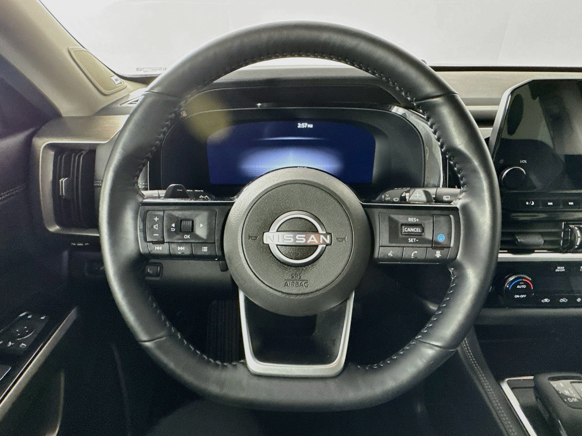 Used 2024 Nissan Pathfinder Platinum w/ Black Appearance Package AWD/4WD image 11