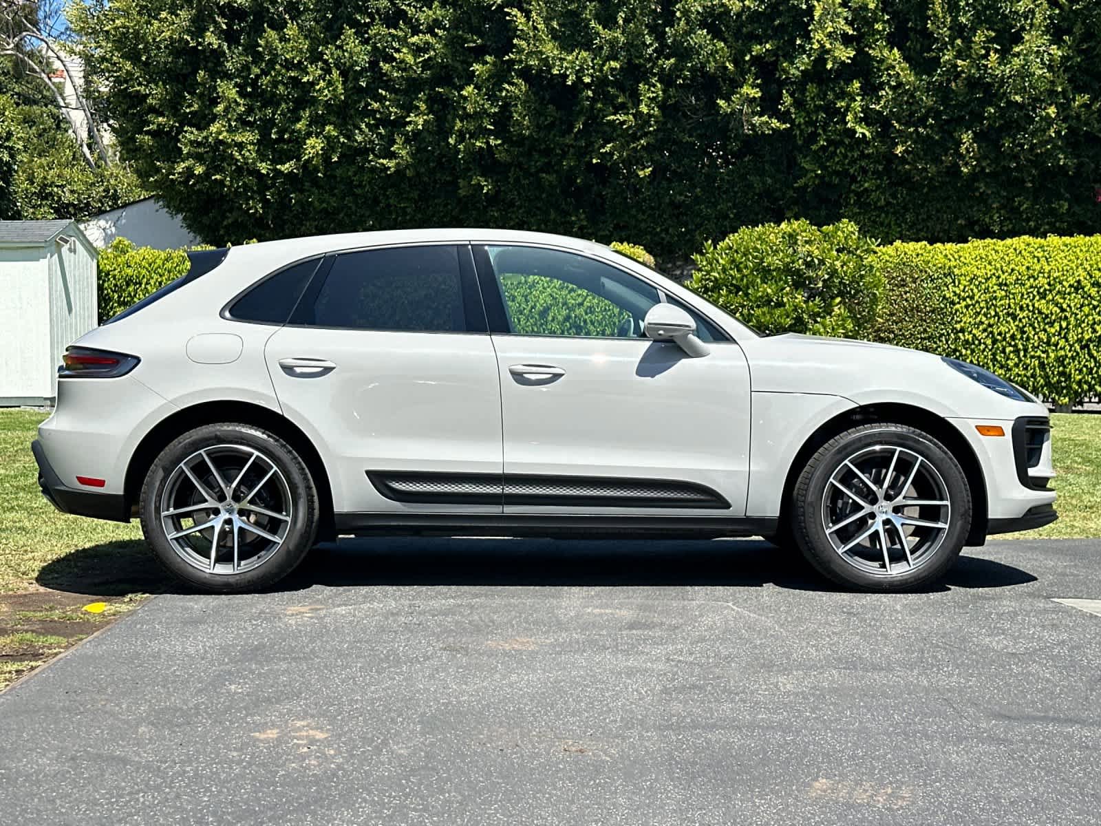 Certified 2025 Porsche Macan AWD/4WD image 9