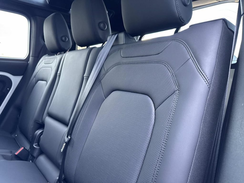 Certified 2025 Land Rover Defender 110 X-Dynamic SE AWD/4WD image 13