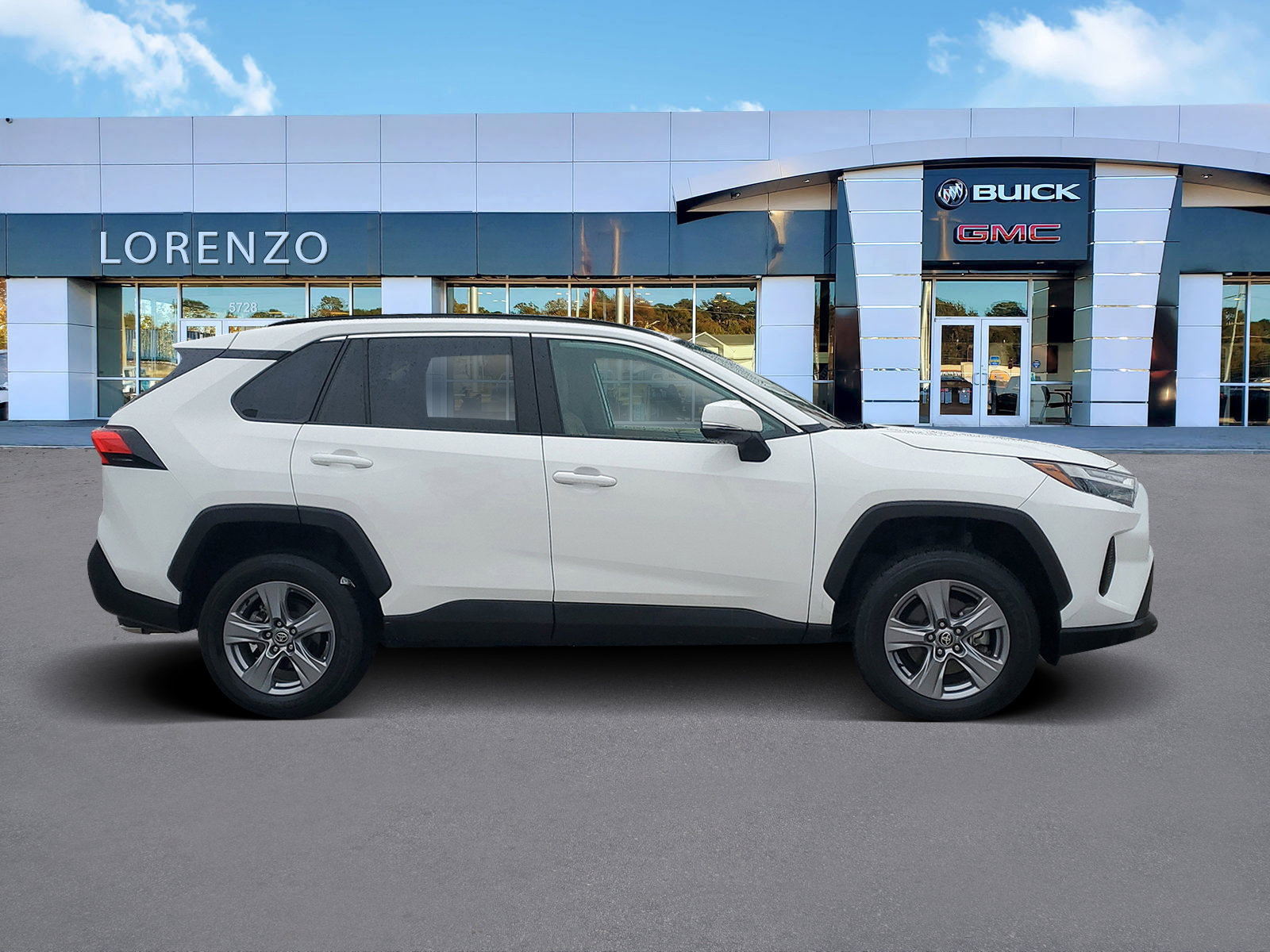 Used 2022 Toyota RAV4 XLE w/ Convenience Package image 4