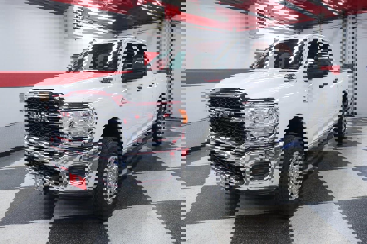 Used 2024 RAM 3500 Tradesman w/ Chrome Appearance Group image 5