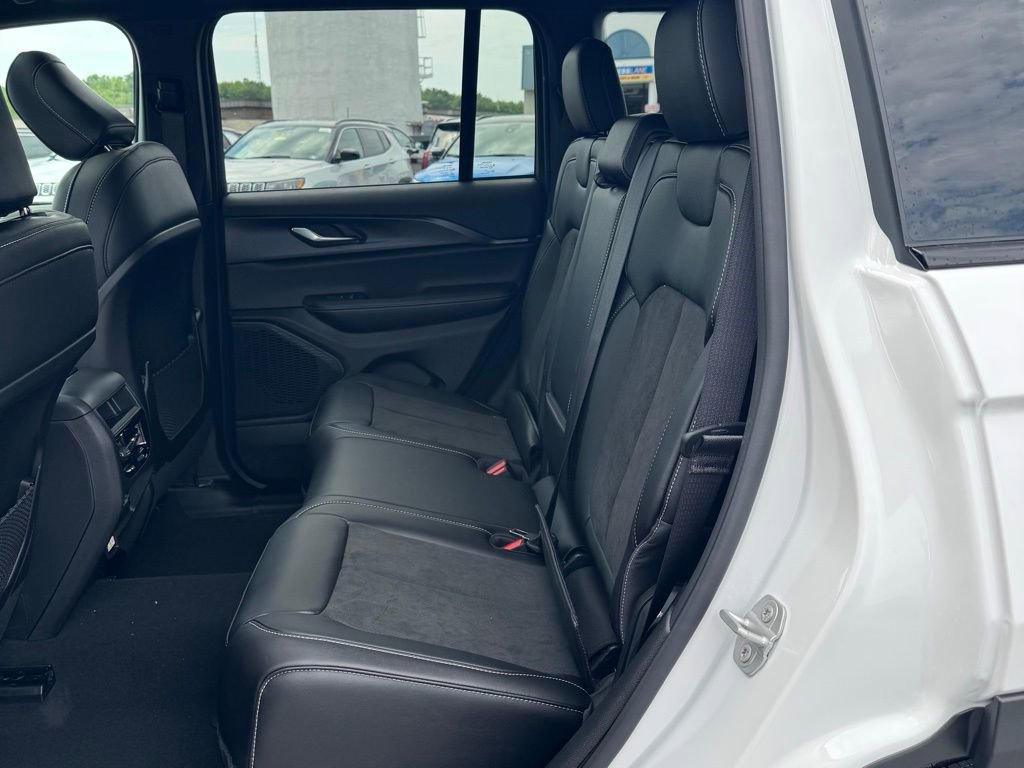 New 2025 Jeep Grand Cherokee Altitude image 12