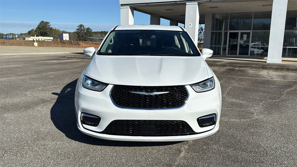 Used 2022 Chrysler Pacifica Touring-L image 3