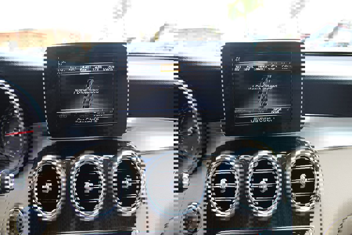 Used 2019 Mercedes-Benz GLC 300 w/ Premium Package image 25