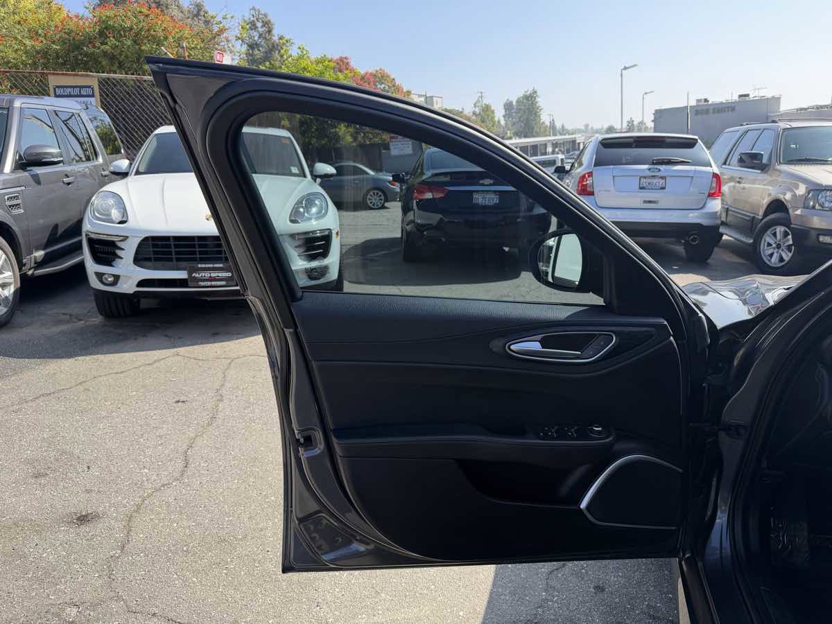 Used 2019 Alfa Romeo Giulia w/ Nero Edizione image 10