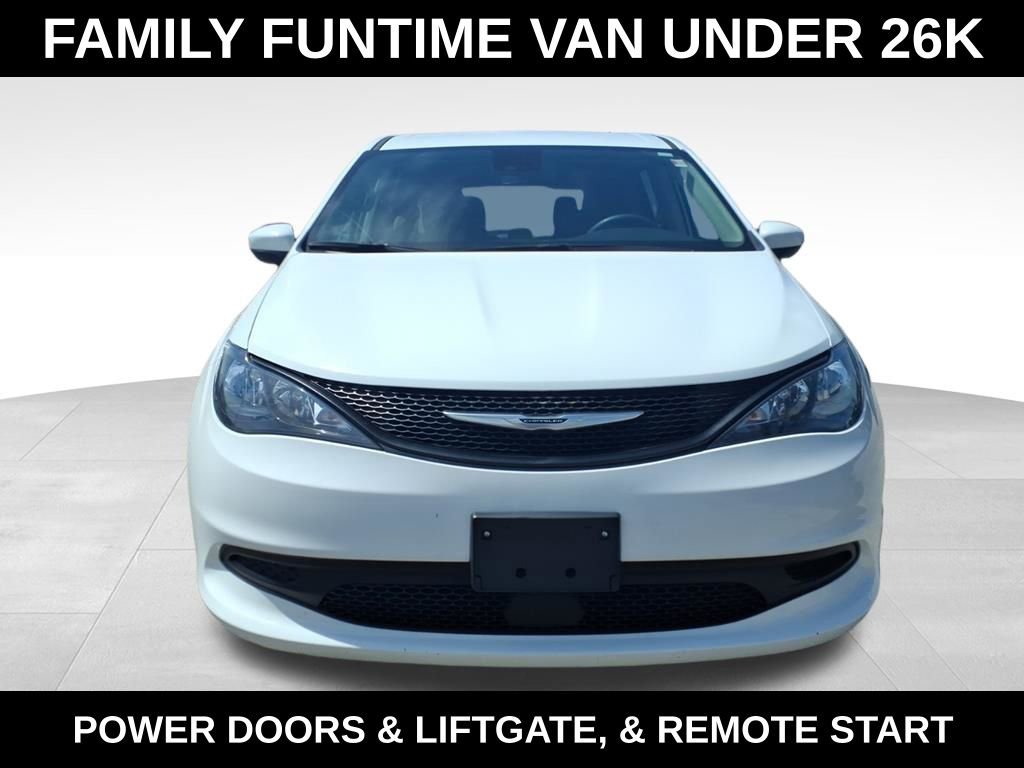 Used 2023 Chrysler Voyager LX image 3