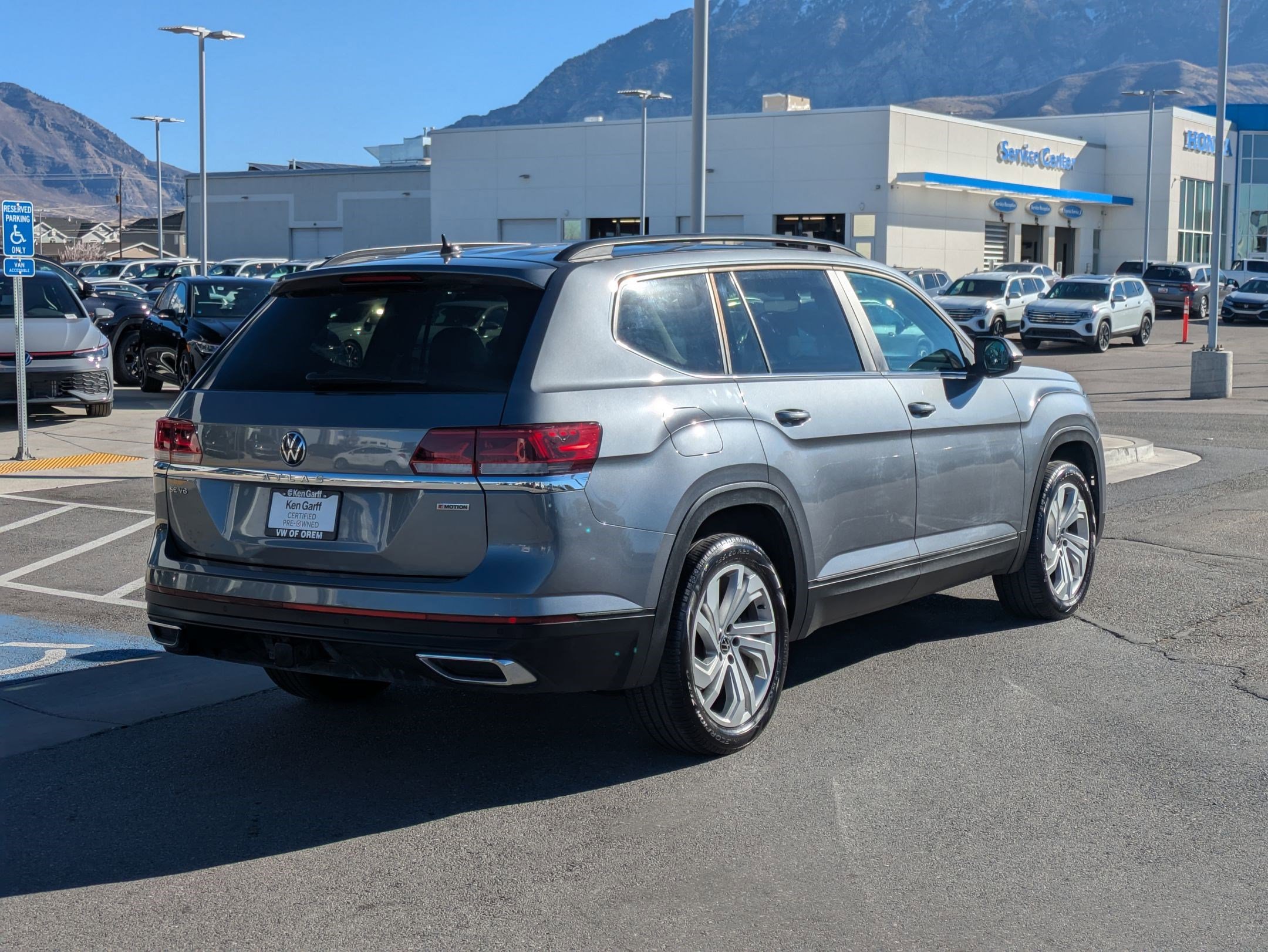 Used 2022 Volkswagen Atlas SE w/ Panoramic Sunroof Package image 3