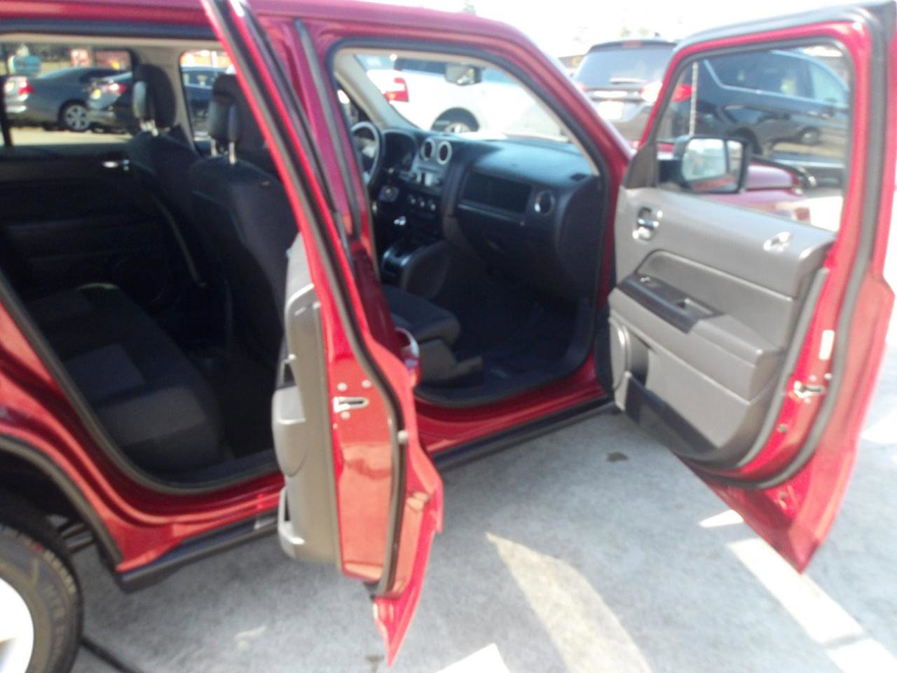 Used 2014 Jeep Patriot Latitude FWD image 6